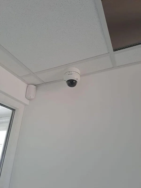 Beltéri dómkamera és nyitásérzékelő telepítése